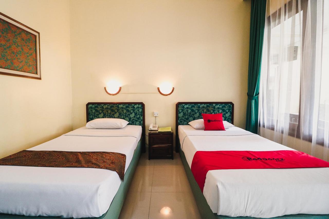 Reddoorz Plus @ Purwosari Surakarta  Luaran gambar