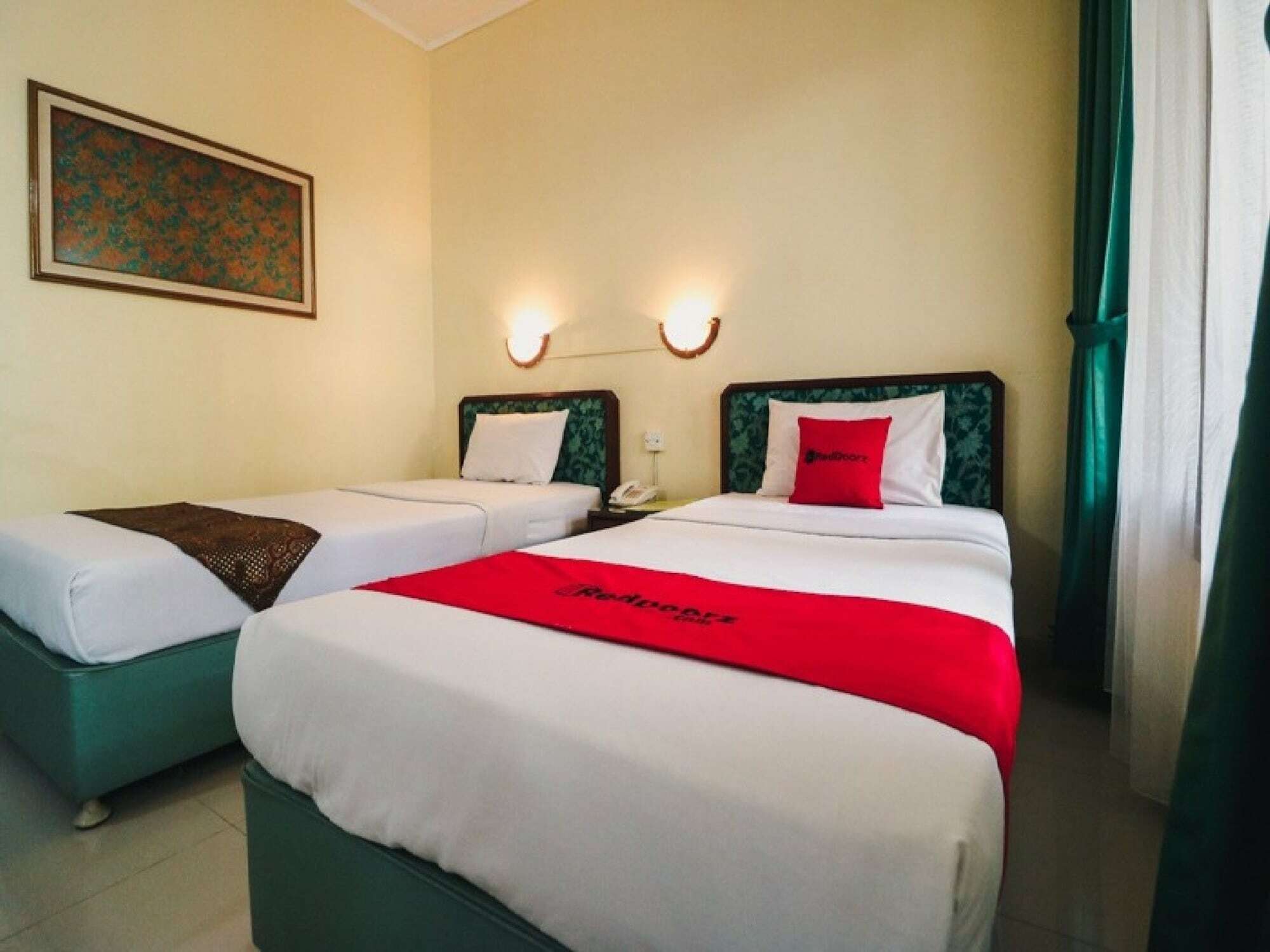 Reddoorz Plus @ Purwosari Surakarta  Luaran gambar