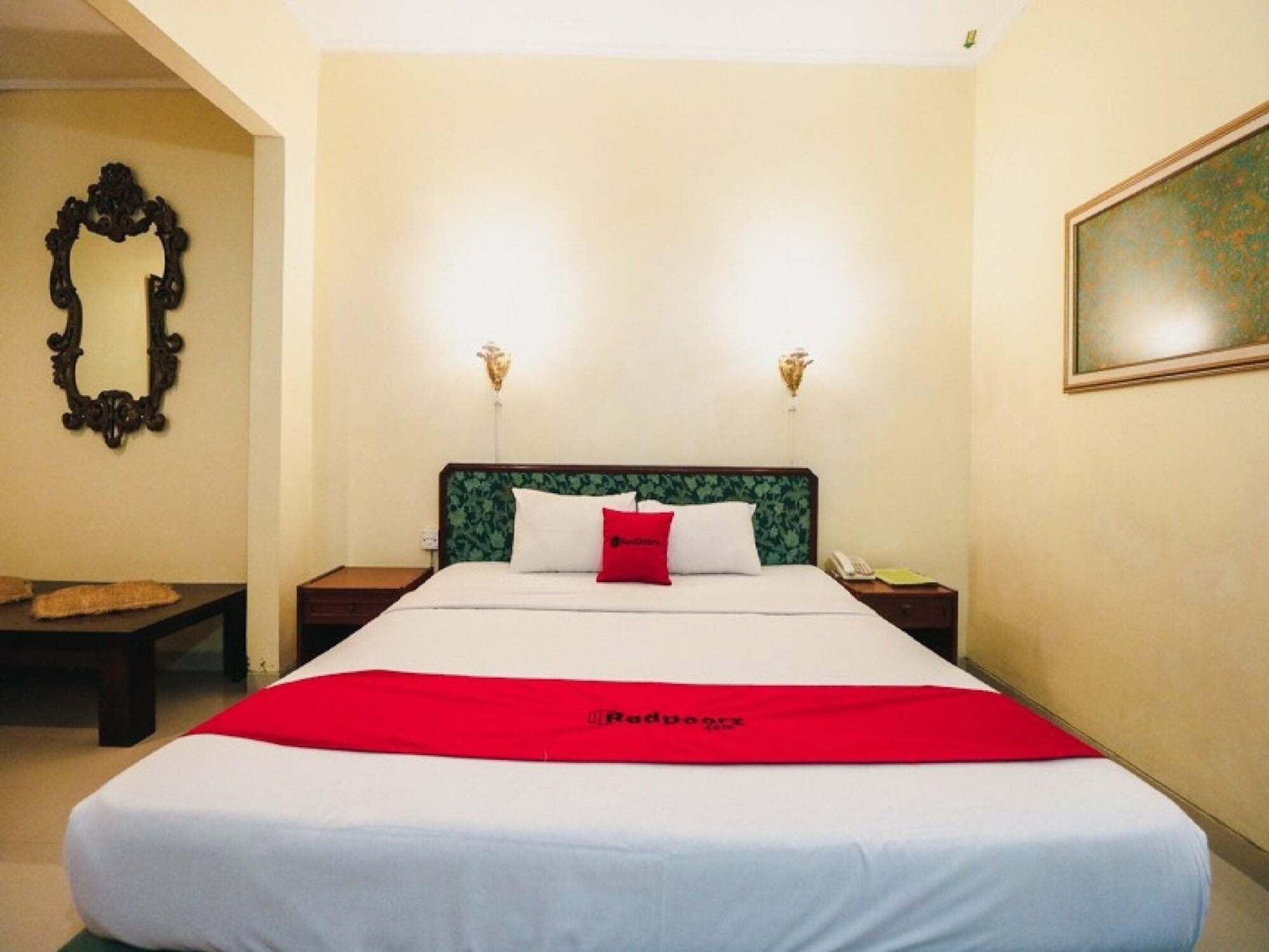 Reddoorz Plus @ Purwosari Surakarta  Luaran gambar