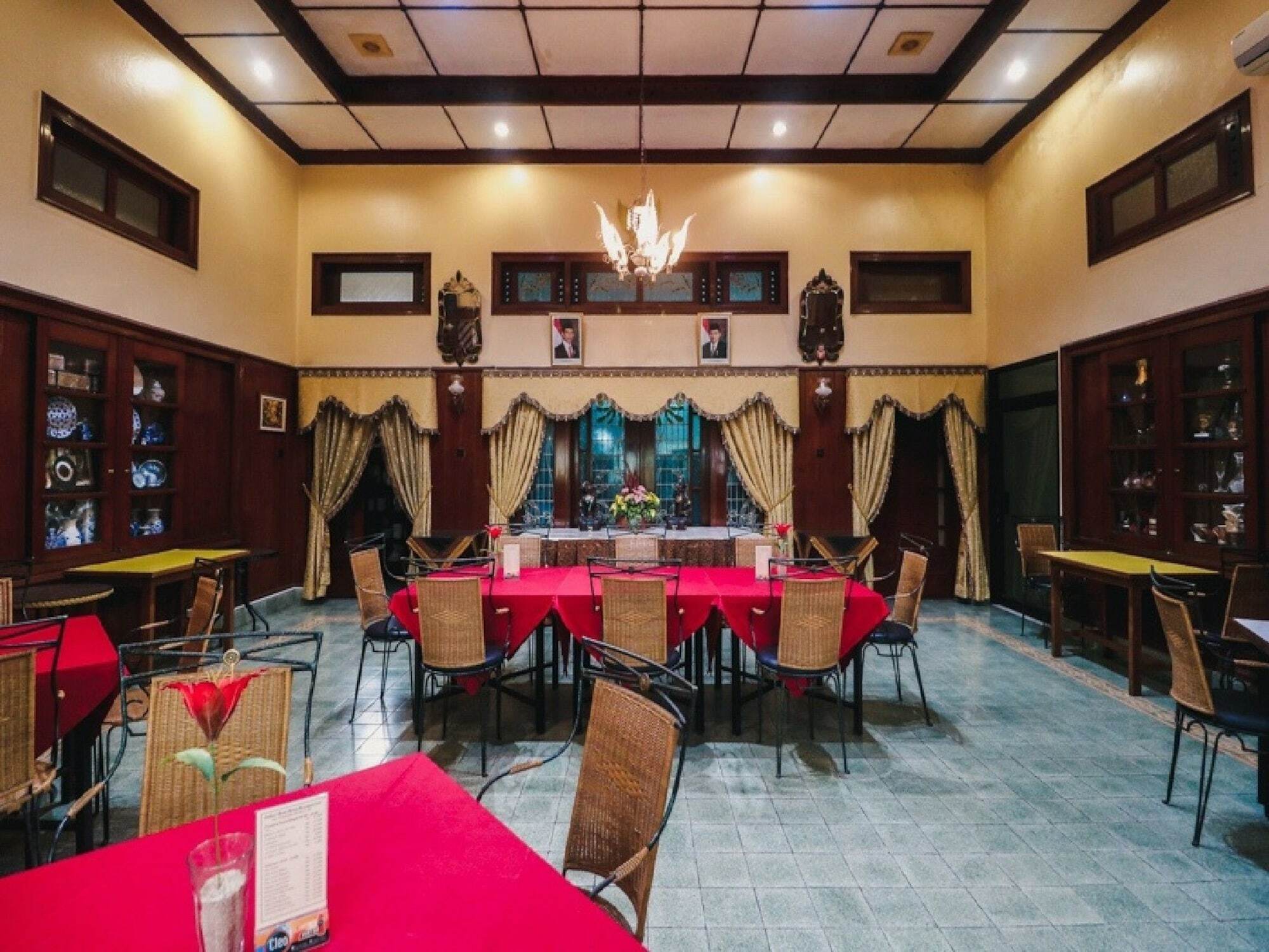 Reddoorz Plus @ Purwosari Surakarta  Luaran gambar